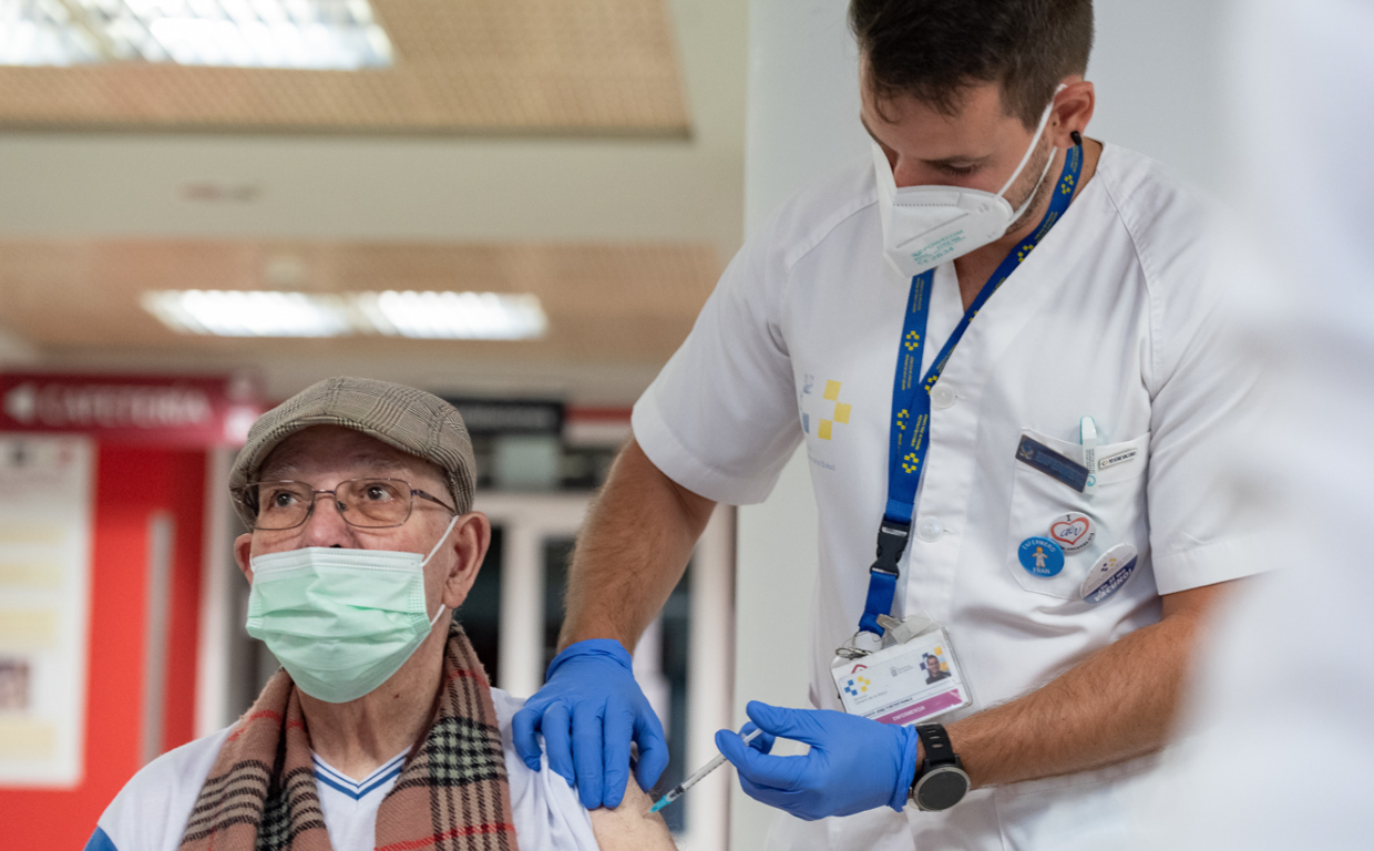 Un sanitario del Servicio Canario de Salud administra la segunda dosis de refuerzo Covid