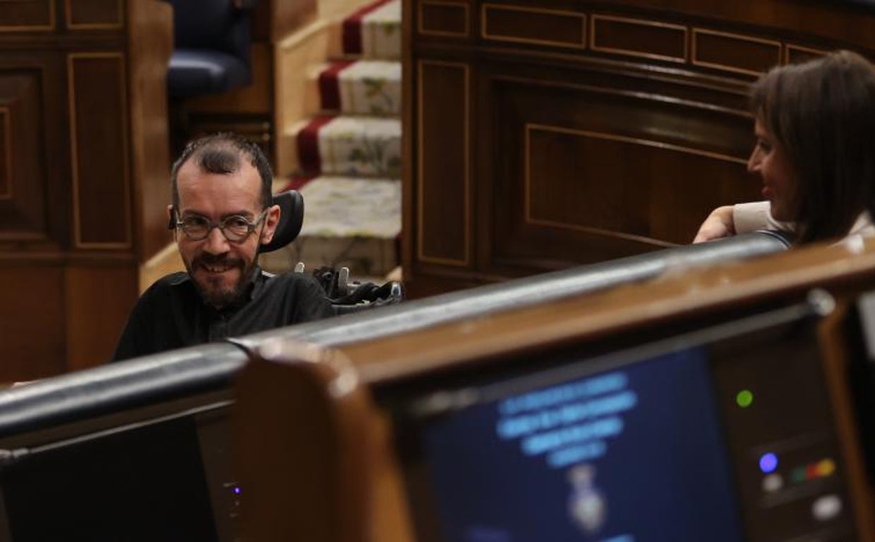 El portavoz parlamentario de Unidas Podemos, Pablo Echenique, conversa con la ministra de Igualdad, Irene Montero, durante el Pleno en el Congreso