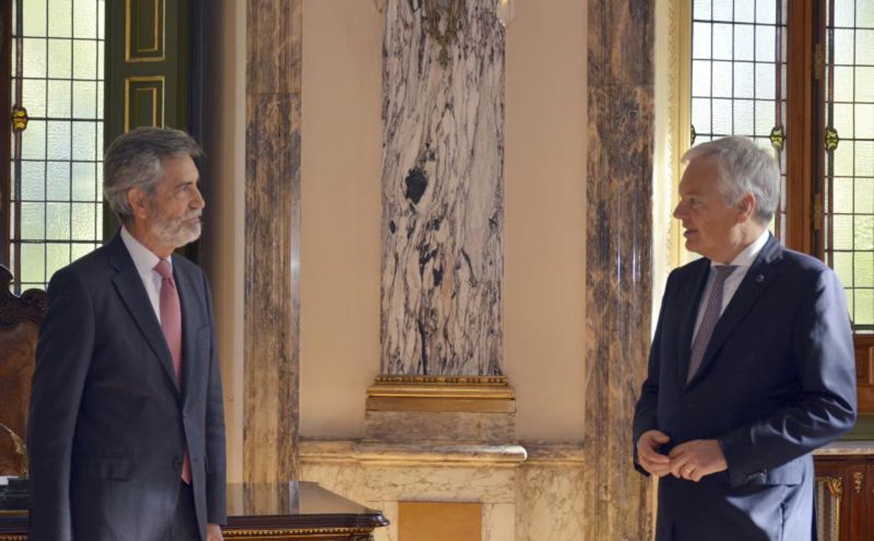 El presidente del Consejo General del Poder Judicial de España, Carlos Lesmes (izda.), recibe al comisario de Justicia de la UE, Didier Reynders (dcha.)