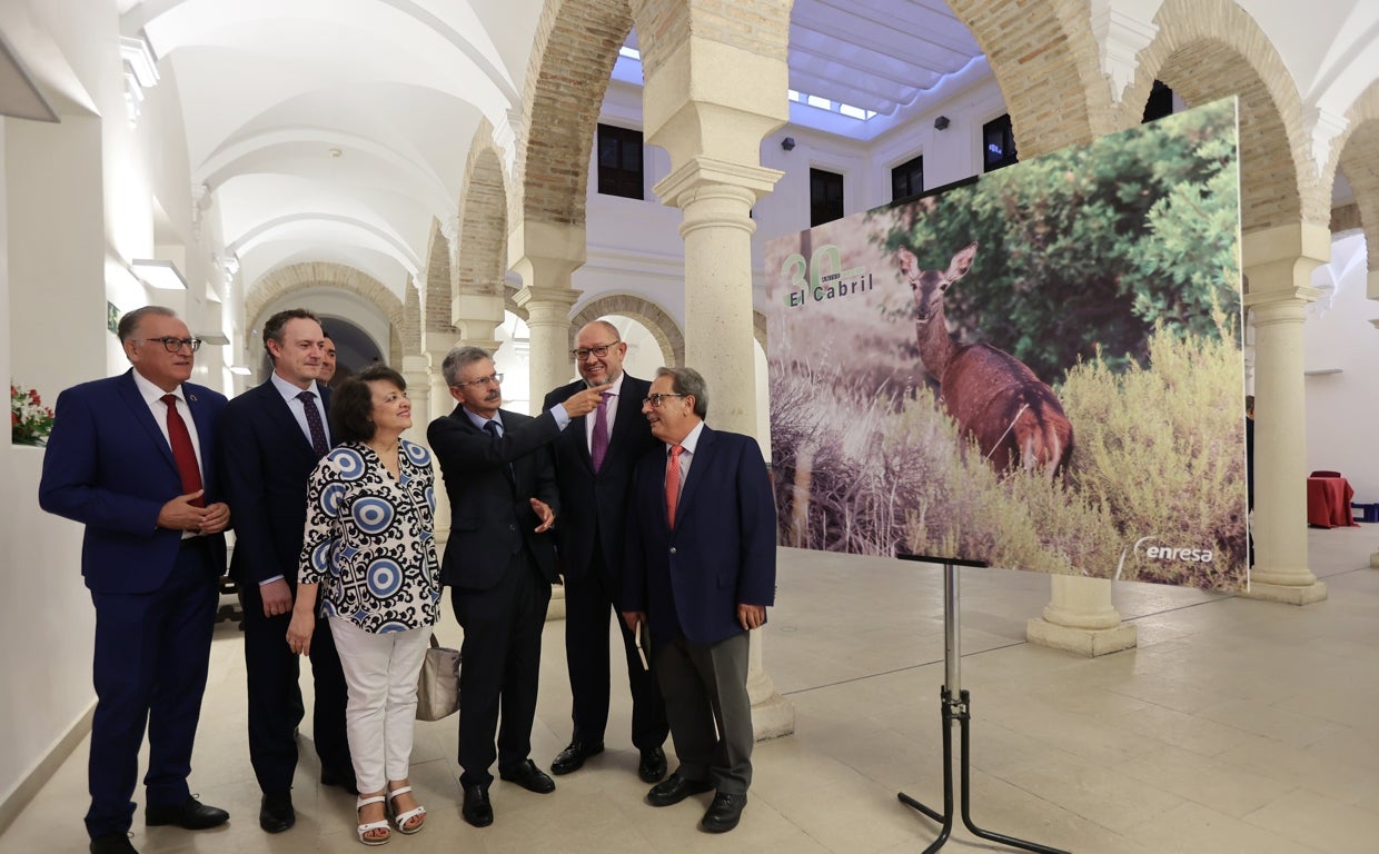 El presidente de Enresa señala un cartel expuesto en el Palacio de Congresos