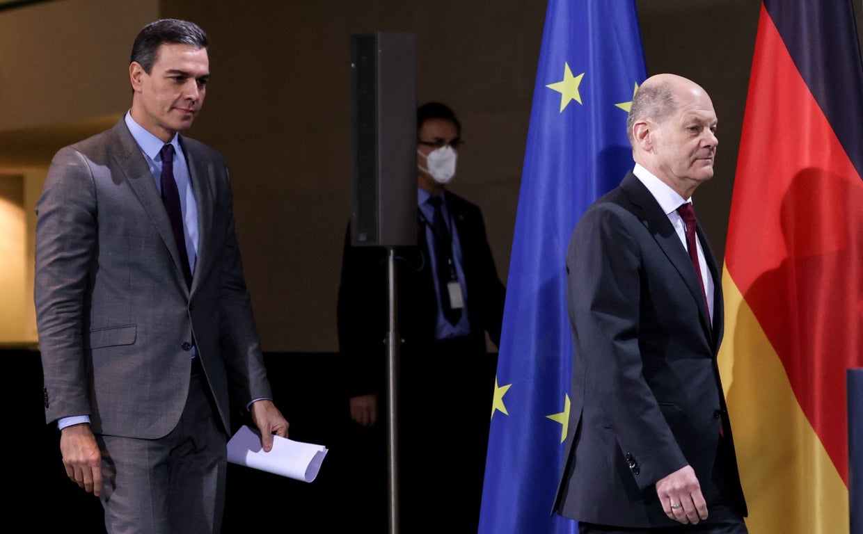 El presidente del Gobierno, Pedro Sánchez, junta al canciller germano Olaf Scholz