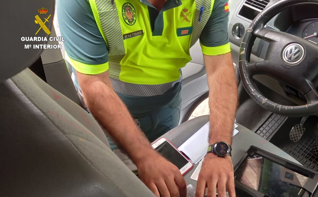 Imagen de un agente de la Guardia Civil en un vehículo