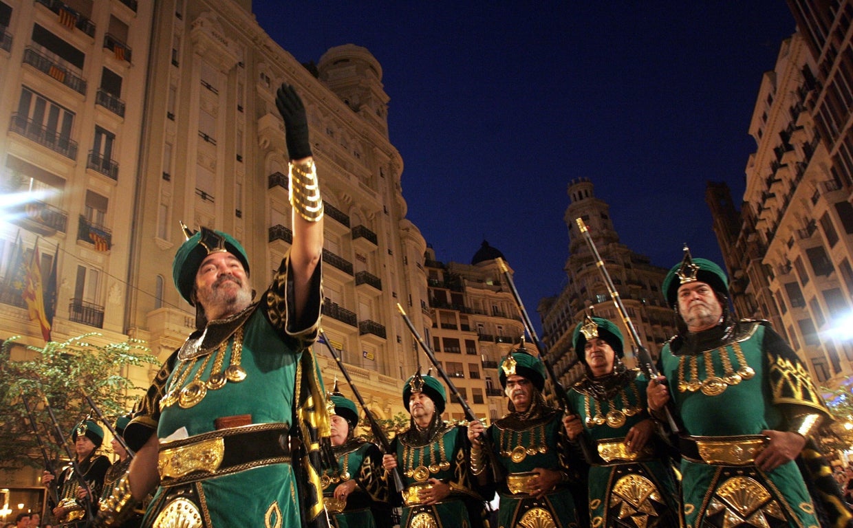 Imagen de archivo de una entrada de Moros y Cristianos por el 9 de octubre en Valencia