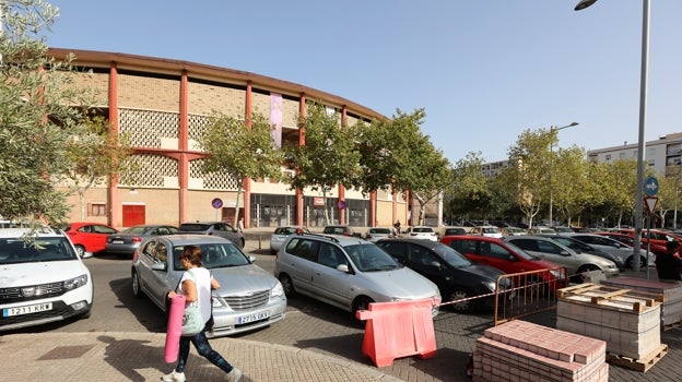 Coches junto a la plaza de toros