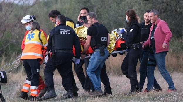 Operativos del GEI y los servicios de emergencias trasladan en camilla al pistolero de Tarragona