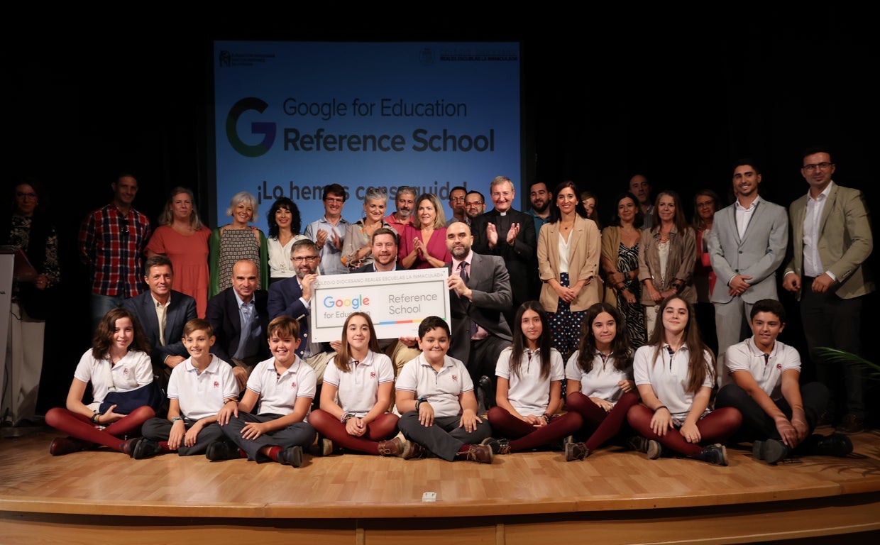 Responsables de Google le entregan la acreditación al colegio