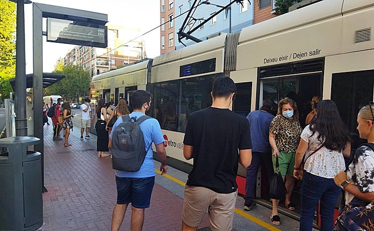 El abono gratuito de metro y bus en Valencia colapsa la web para solicitarlo