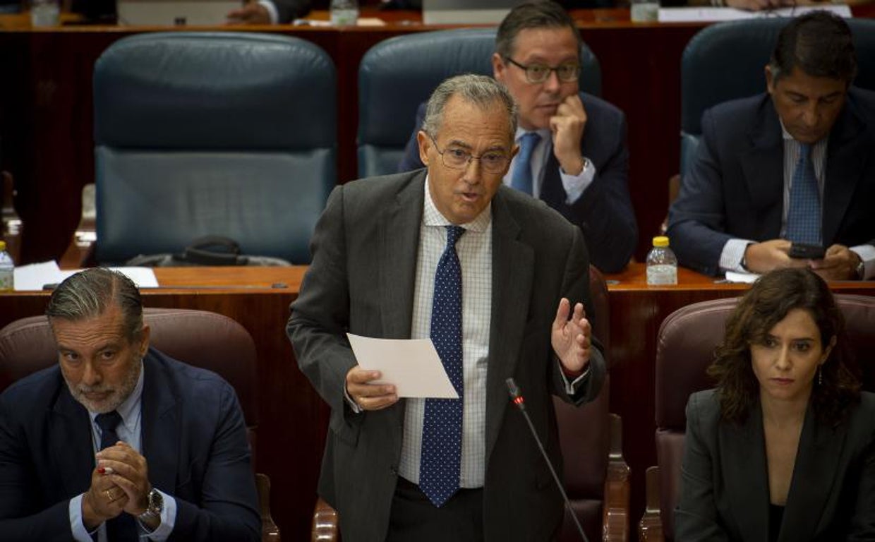 El vicepresidente del gobierno madrileño, Enrique Ossorio, esta mañana durante su intervención en el pleno de la Asamblea de Madrid