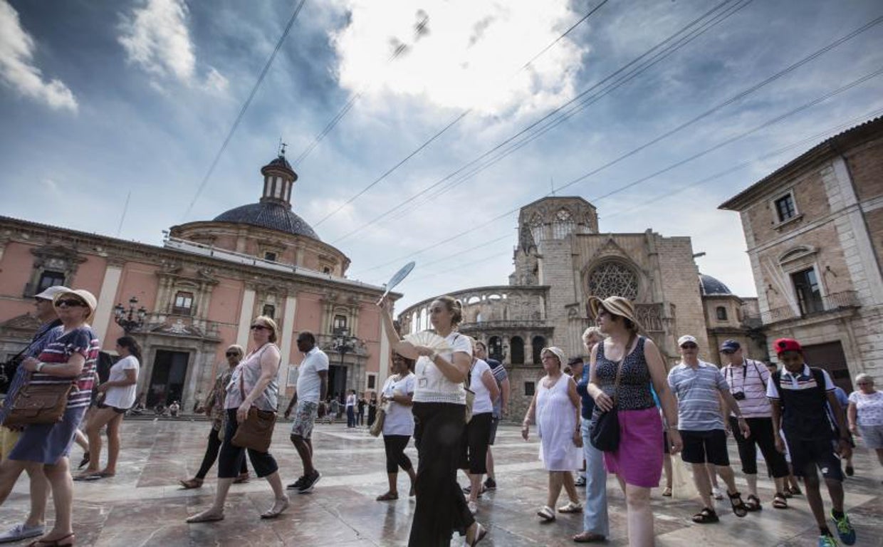 Imagen de archivo de un grupo de turistas en la plaza de la Virgen de Valencia