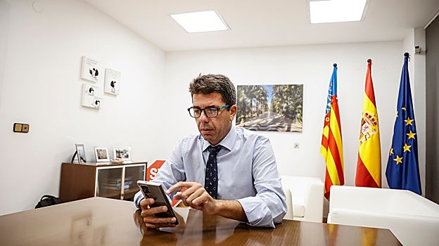 Carlos Mazón, minutos antes de la entrevista en su despacho de la sede del PPCV