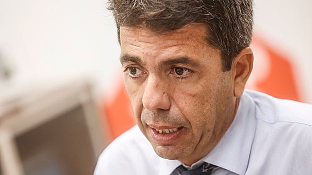 Carlos Mazón, en un momento de la entrevista en su despacho de la sede del PPCV