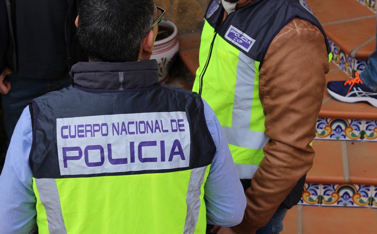 Imagen de recurso de dos agentes de la Policía Nacional