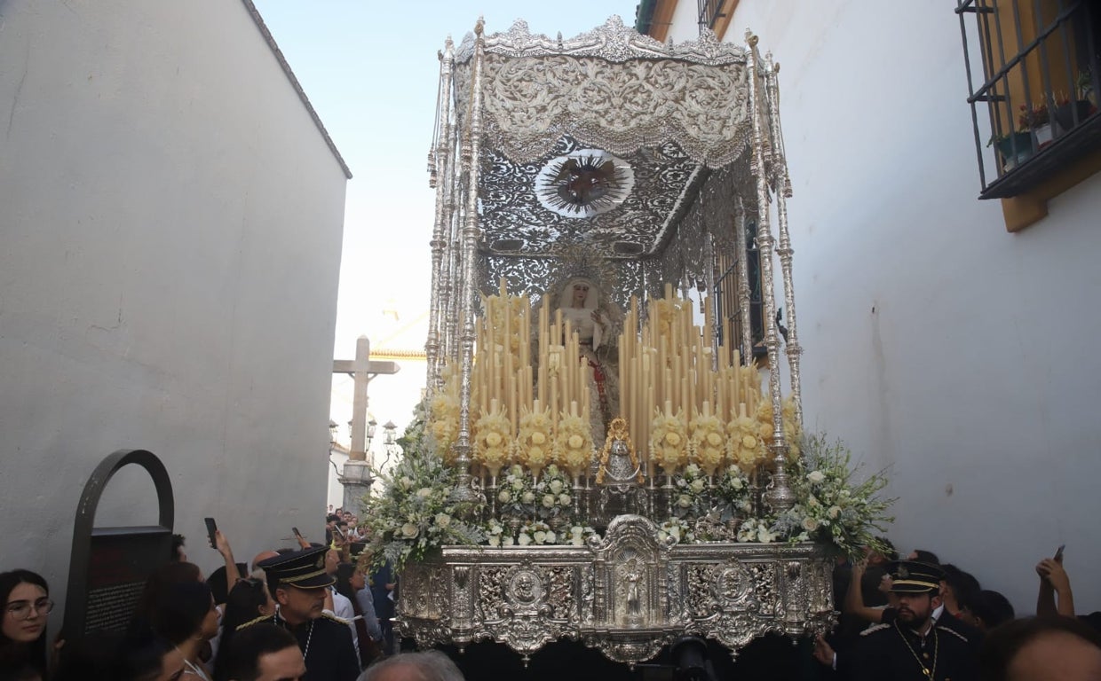 La Virgen de la Paz y Esperanza, poco después de salir de Capuchinos