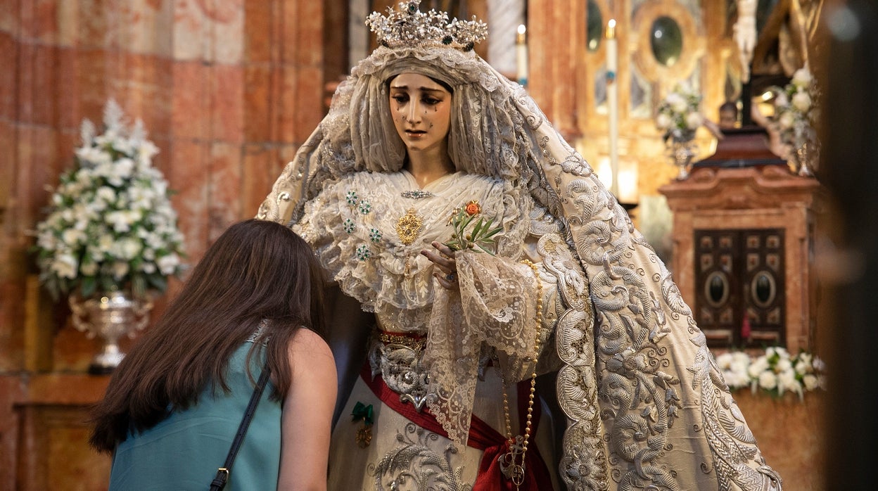 Coronación de la Paz | La Virgen recibe en besamanos en la Catedral de Córdoba