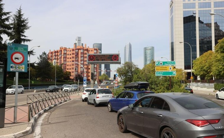 Un tercio de los coches de Madrid, perjudicados por el veto a los más contaminantes: «No me puedo permitir  comprar otro y en Cercanías tardaría 3 horas»