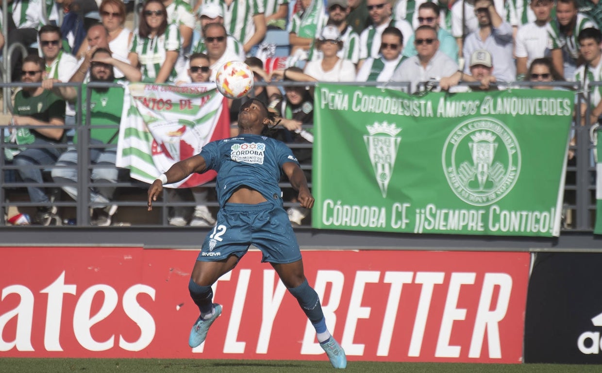 Cedric Teguia controla con el pecho en la visita del Córdoba al Castilla