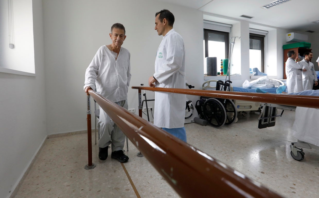 Un paciente que ha sufrido una embolia hace terapia de recuperación en un hospital de Córdoba