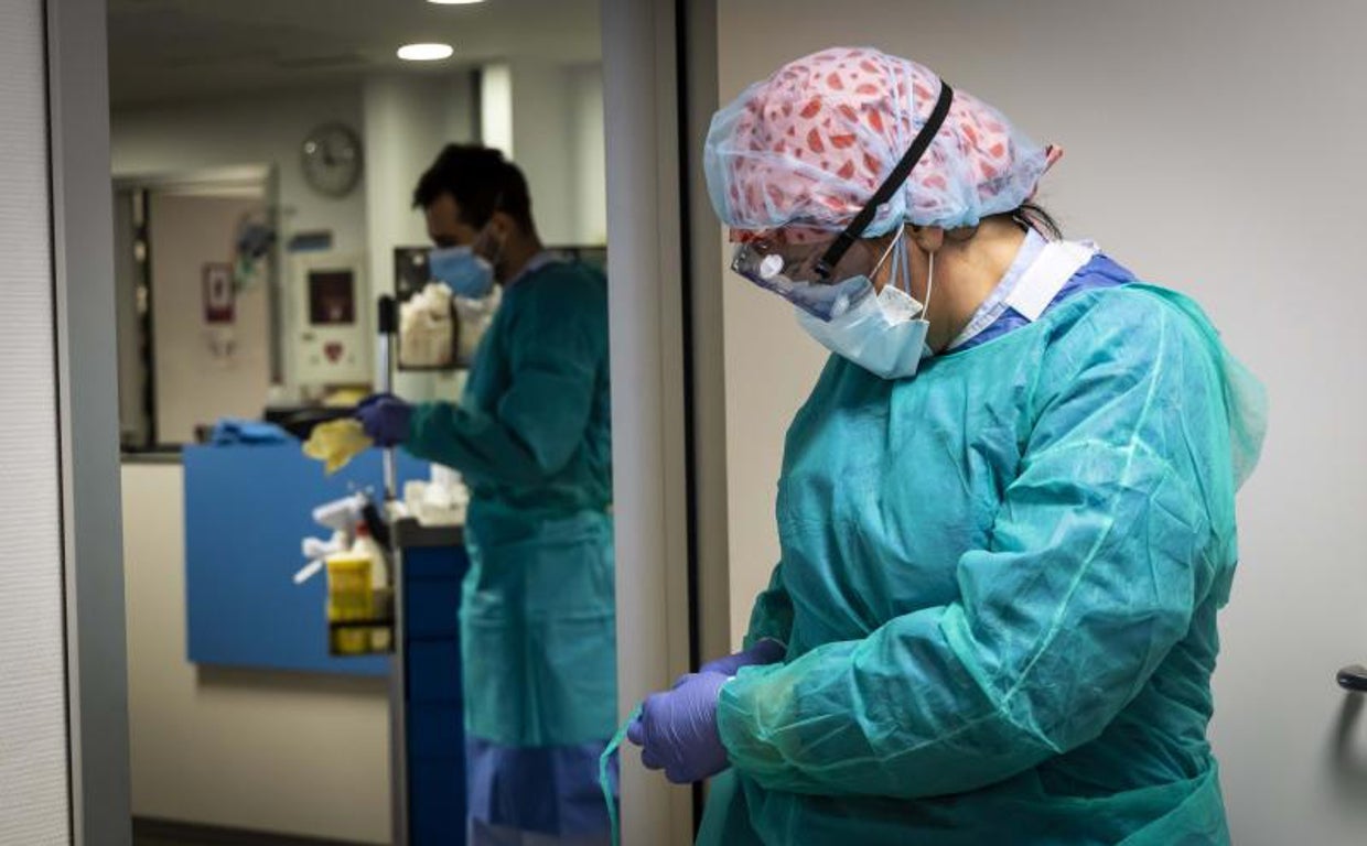 Imagen de archivo de una sanitaria en el Hospital del Vinalopó en Elche