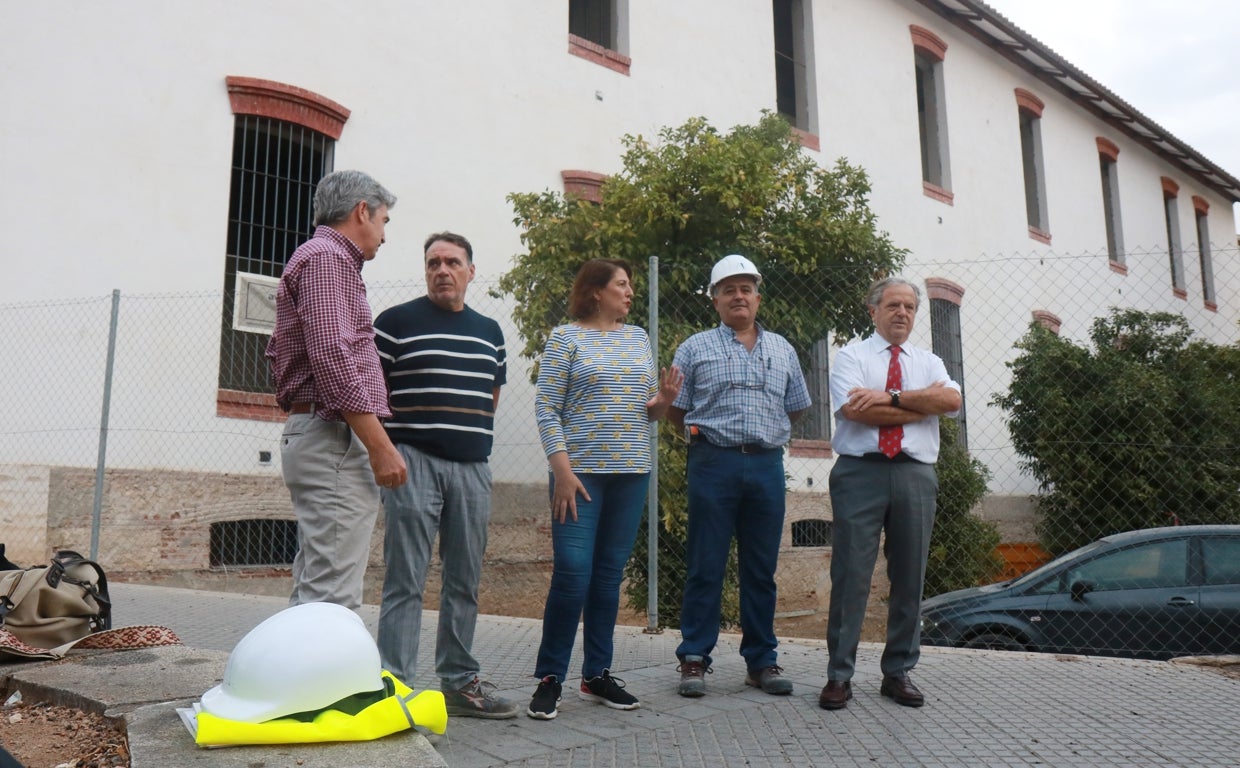 Eva Contador y Salvador Fuentes junto a varios técnicos en el pabellón del Hospital Militar que acoge el nuevo centro