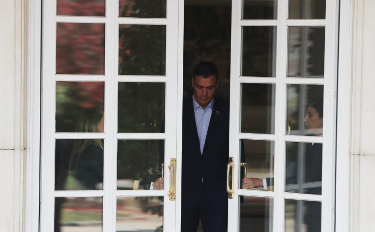 El presidente Pedro Sánchez, tras las puertas del Palacio de La Moncloa