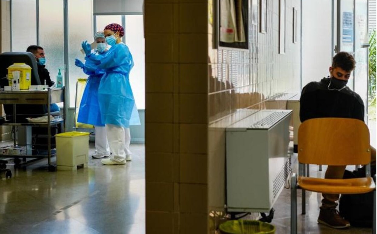 Sanitarios asisten a un paciente en un ambulatorio de Barcelona