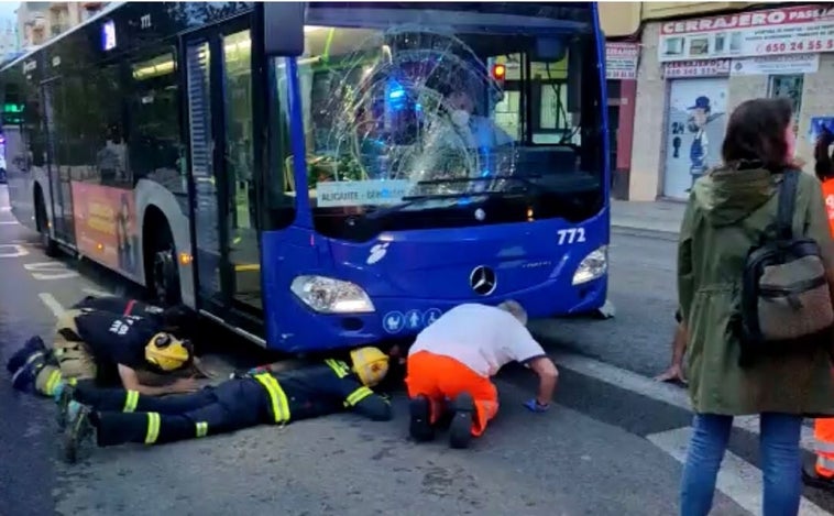 El delicado rescate de una niña de 14 años debajo de un autobús en Alicante tras sufrir un atropello