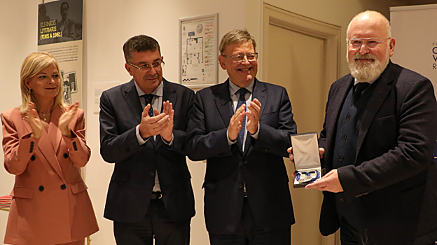 Imagen de la entrada de la Distinción Lluís Vives al vicepresidente primero de la Comisión Europea, Frans Timmermans