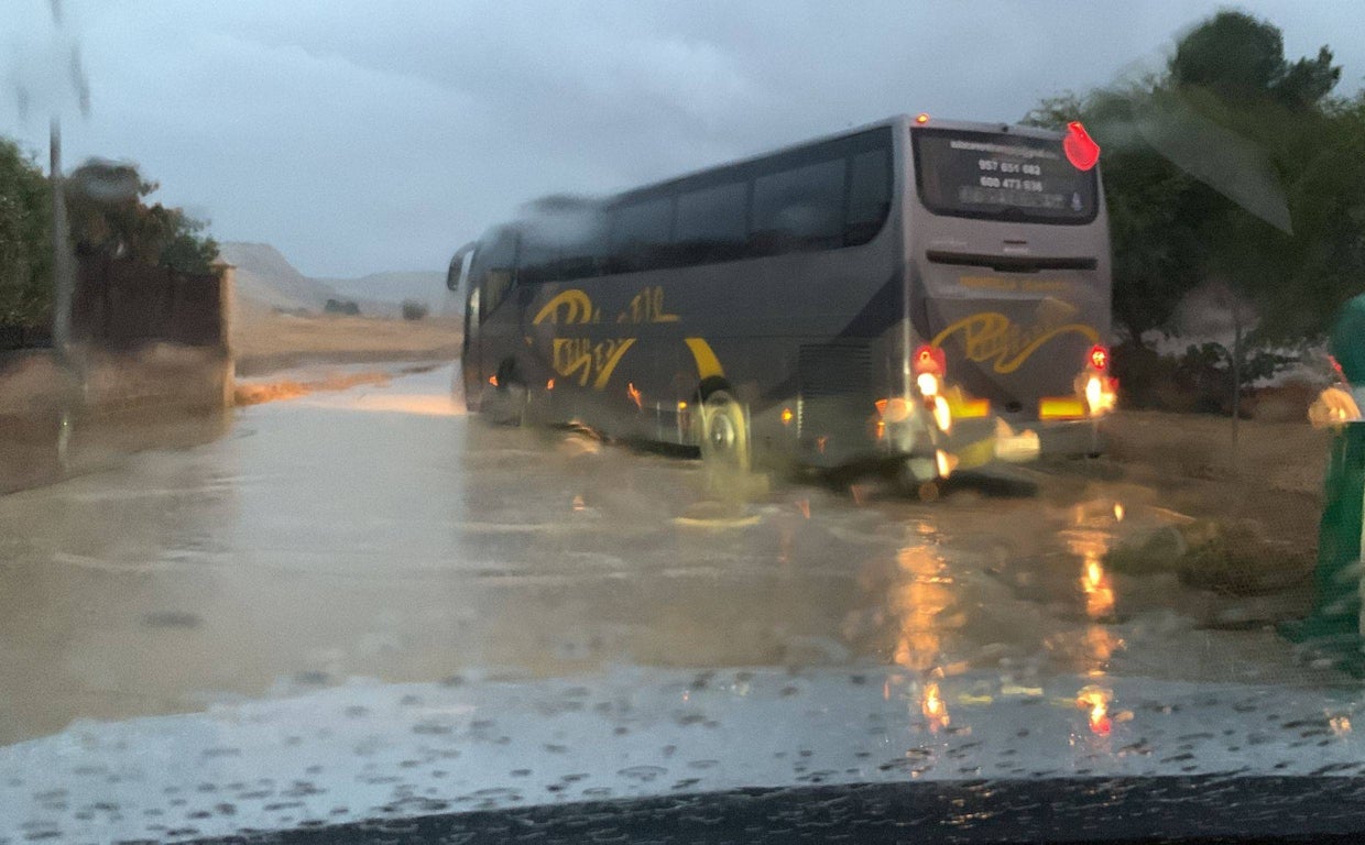 Un autobús. este lunes en una zona afectada por las fuertes lluvias