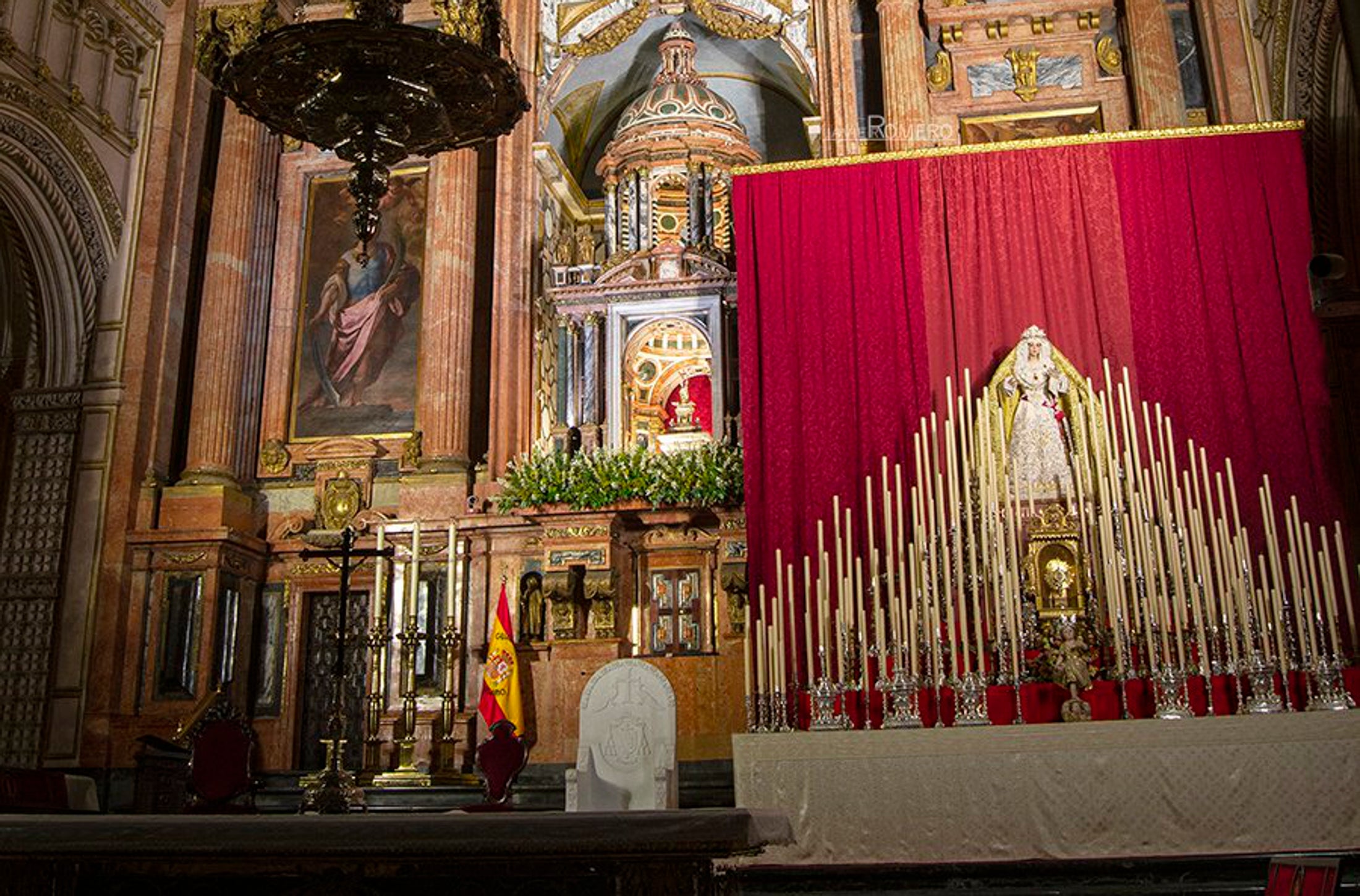 La Virgen, dispuesta junto al altar mayor de la Catedral para el triduo
