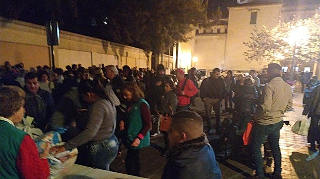 Familias esperan recibir comida en un punto habilitado por el Banco de Alimentos de Valencia