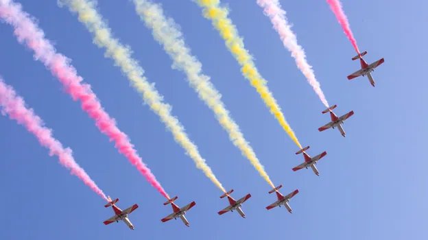 Los siete C-101 pintan el cielo con los colores de la bandera de España