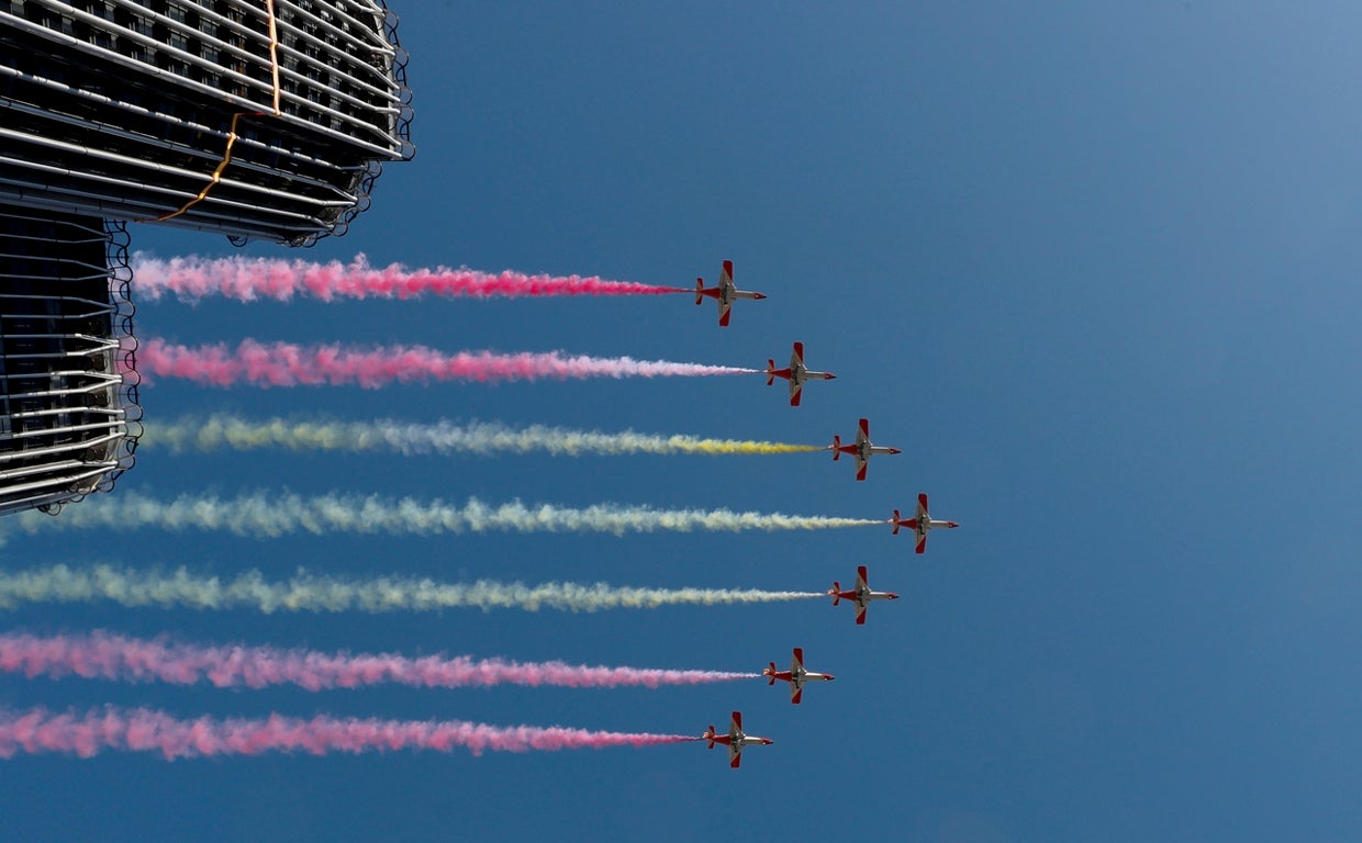 La Patrulla Águila sobrevuela el cielo de Madrid en el desfile del Día de la Fiesta Nacional 2022