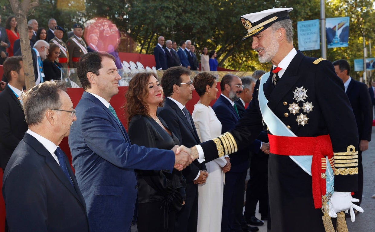 Alfonso Fernández Mañueco saluda al Rey en el acto del desfile de las Fuerzas Armadas
