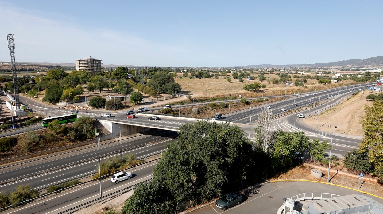 La Junta de Andalucía instala paneles en la ronda oeste de Córdoba y asfalto especial en la carretera a Palma para reducir el ruido