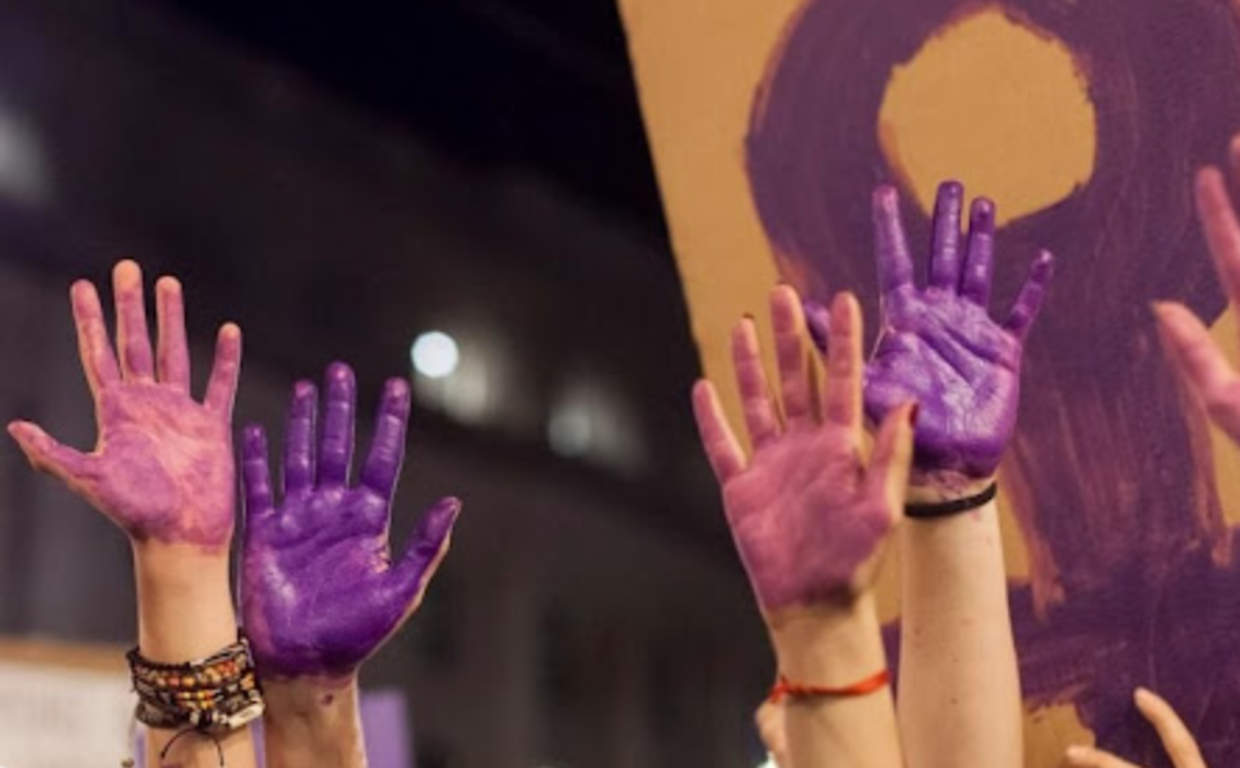 Manos pintadas de violeta en la manifestación contra violencia machista de Gran Canaria