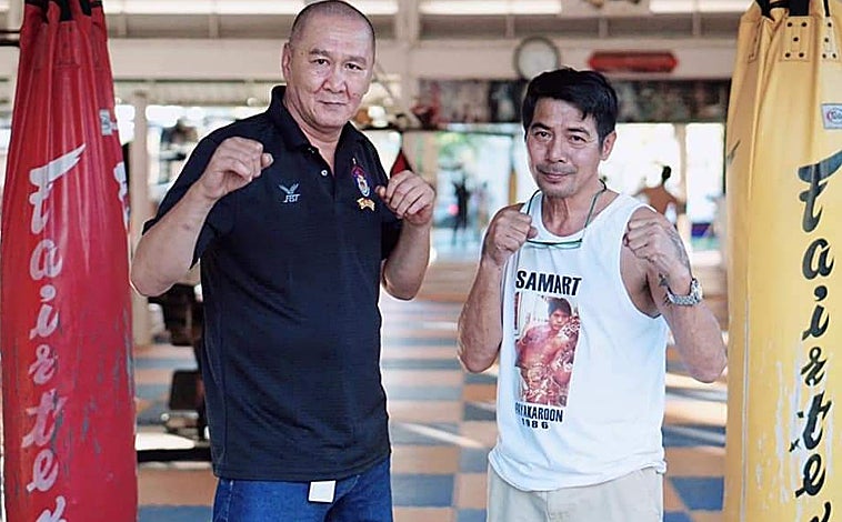 Imagen principal - Samart y Dieselnoi fueron los dos grandes exponentes del muay thai en los años 70 y 80. Con dos estilos de combate muy diferentes, lograron consolidarse como dos leyendas de este arte milenario. Llegaron a pelear entre ellos, pero eso permitió reforzar más aún la amistad que ya tenían desde que eran pequeños. 