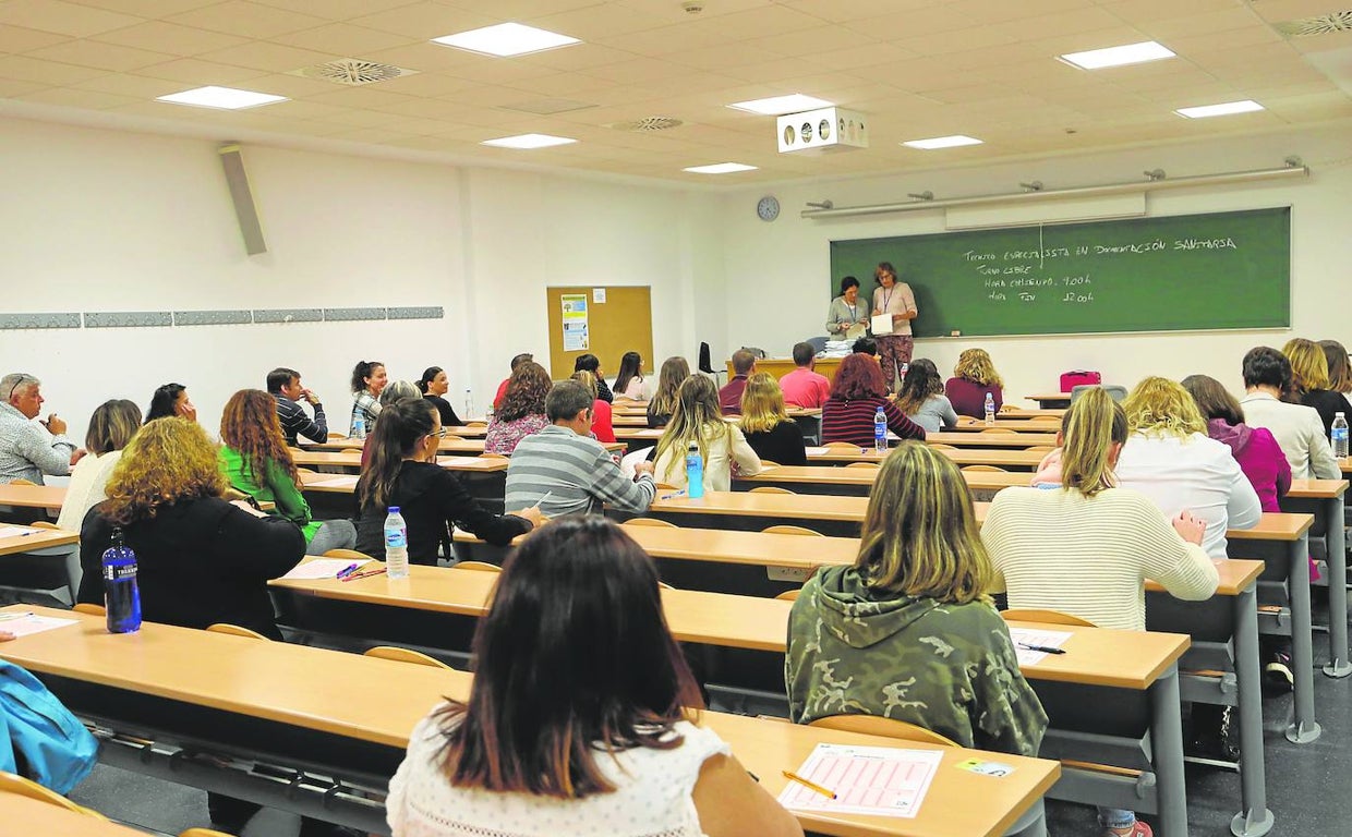 Aspirantes de un puesto en el SAS durante el examen de oposiciones en Sevilla