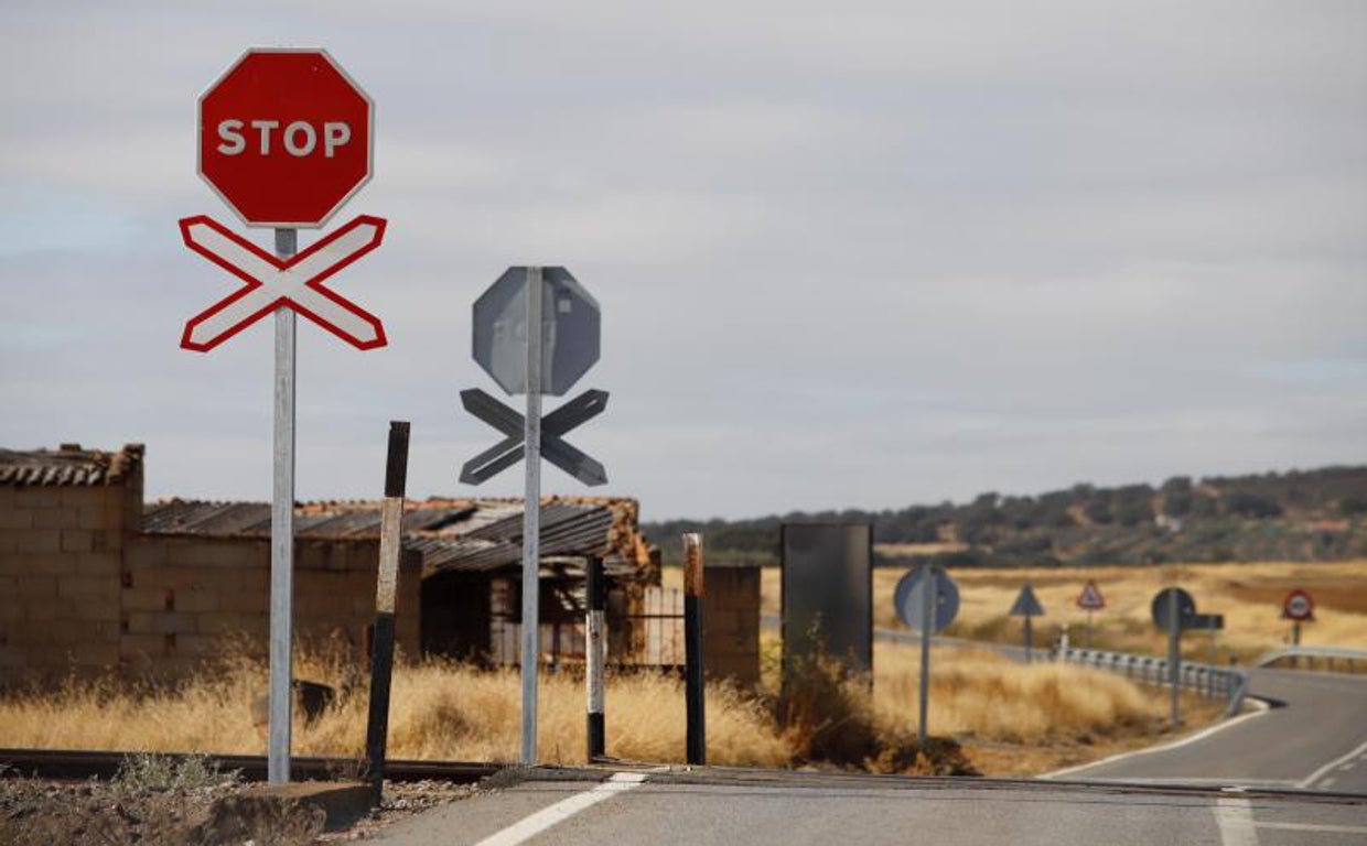 Un paso a nivel en Valsequillo, en el norte de la provincia