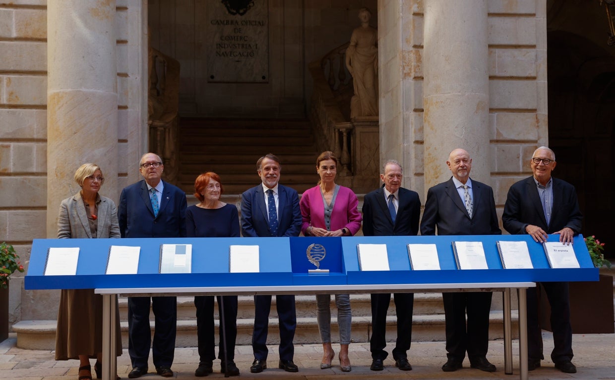 El jurado del Planeta posa junto a las obras finalistas