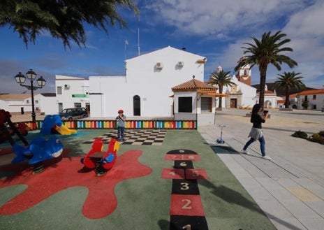 Imagen secundaria 1 - Arriba, instalaciones extractivas abandonadas en la aldea peñarriblenese de El Porvenir de la Industria, en el Guadiato, donde ya no trabajan mineros; a la izquierda, niños de vacaciones en Los Blázquez, en la misma comarca, juegan con su madre en un parque infantil de este pequeño pueblo de 700 habitantes que llegaron a ser 2.000 en la década de los 50; a la derecha, un camión de paja entra a Villanueva de Córdoba, el único municipio del norte de Córdoba con conexión regular por tren, pero muy pocas frecuencias y sólo por AVE
