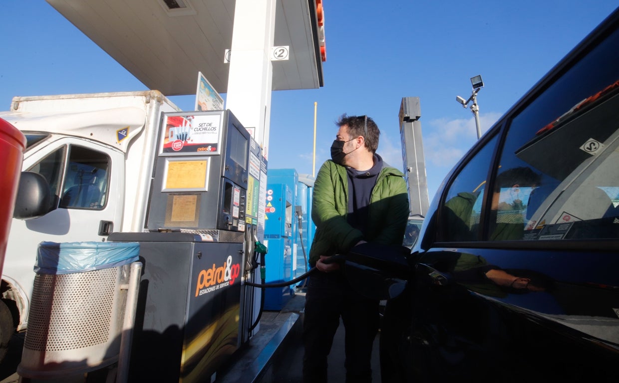 Un hombre reposta en una gasolinera de Córdoba