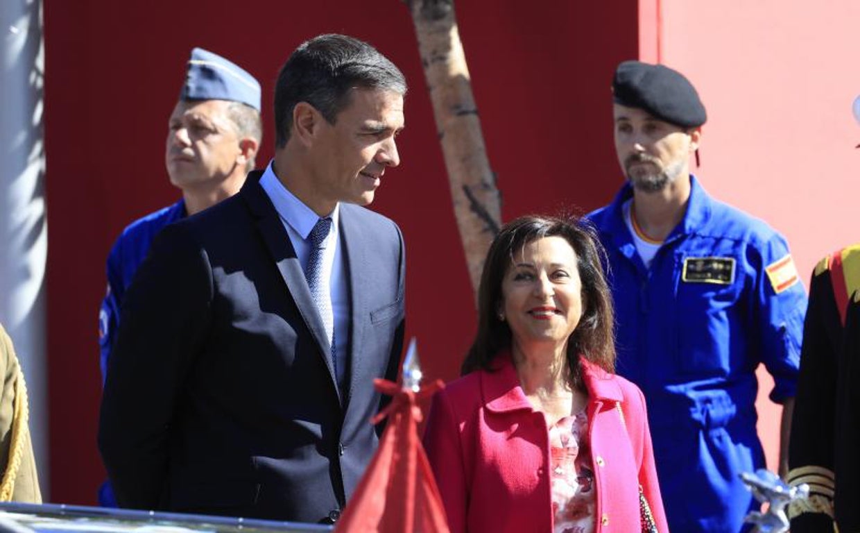 El presidente Pedro Sánchez y su ministra de Defensa, Margarita Robles, en los actos del pasado 12 de Otubre