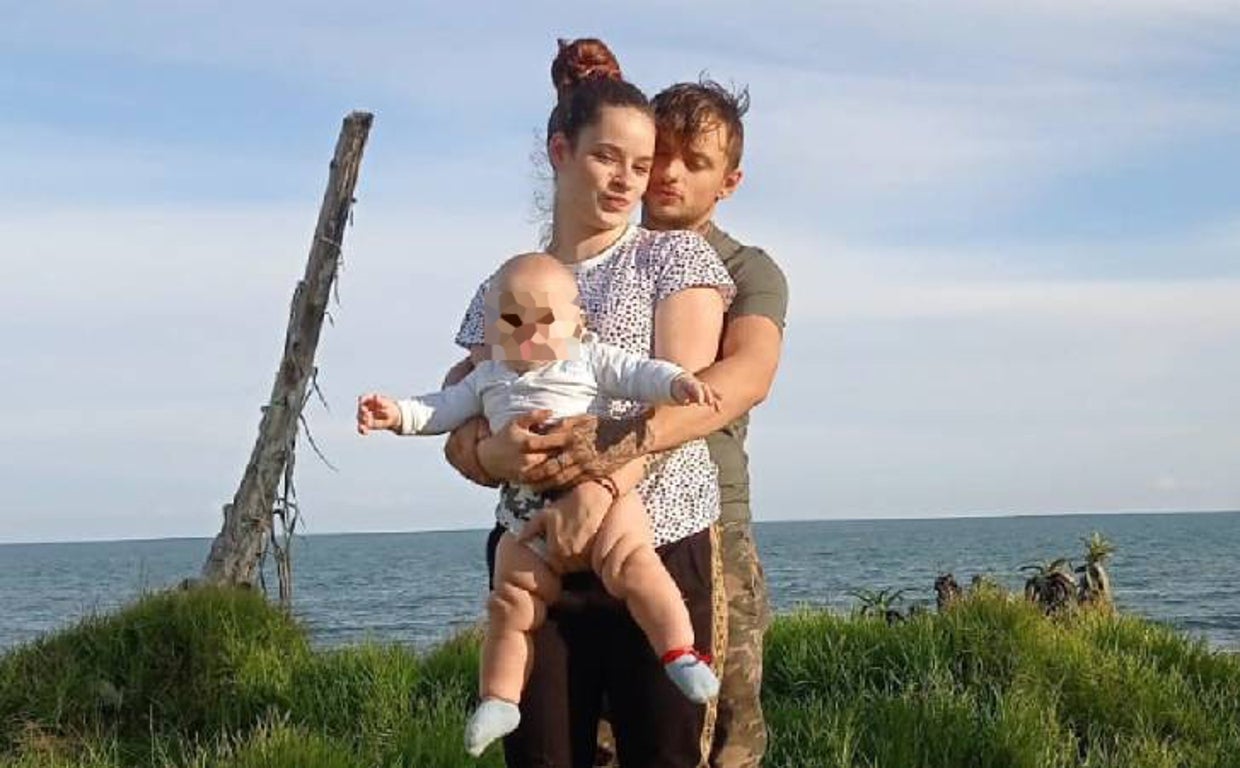 Imagen de archivo de la víctima junto a su actual pareja y uno de sus hijos