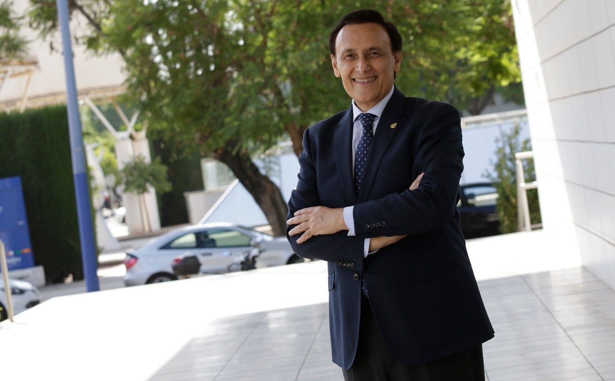 José Carlos Gómez Villamandos frente a la sede de la consejería