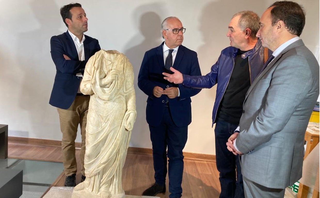 El delegado del Gobierno en Jaén, Jesús Estrella, conoce la nueva pieza