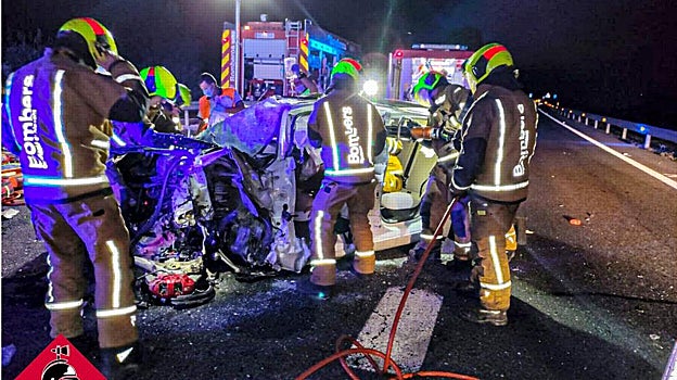 Efectivos de Bomberos durante los trabajos de excarcelación de las víctimas del accidente.