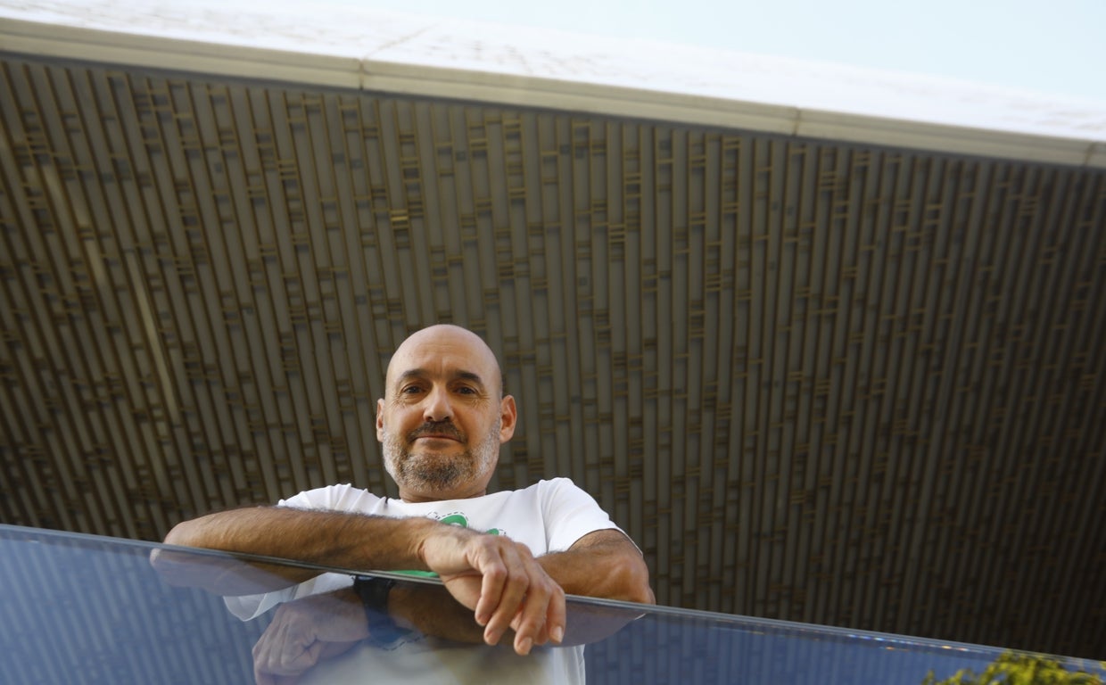 El divulgador natural en el exterior de la Ciudad de la Justicia