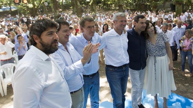 El presidente del Partido Popular, Alberto Núñez Feijóo (c) junto con el presidente de Andalucía, Juanma Moreno (2d), el presidente de la Xunta, Alfonso Rueda (3d), la presidenta de la Comunidad de Madrid, Isabel Díaz Ayuso (d), el presidente de Castilla-León, Alfonso Fernández Mañueco (2i) y el presidente de Murcia, Fernando López Miras (i), en Pontevedra