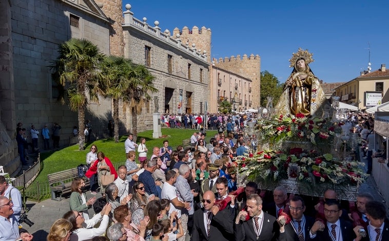 Ávila vitorea en las calles a su patrona, santa Teresa