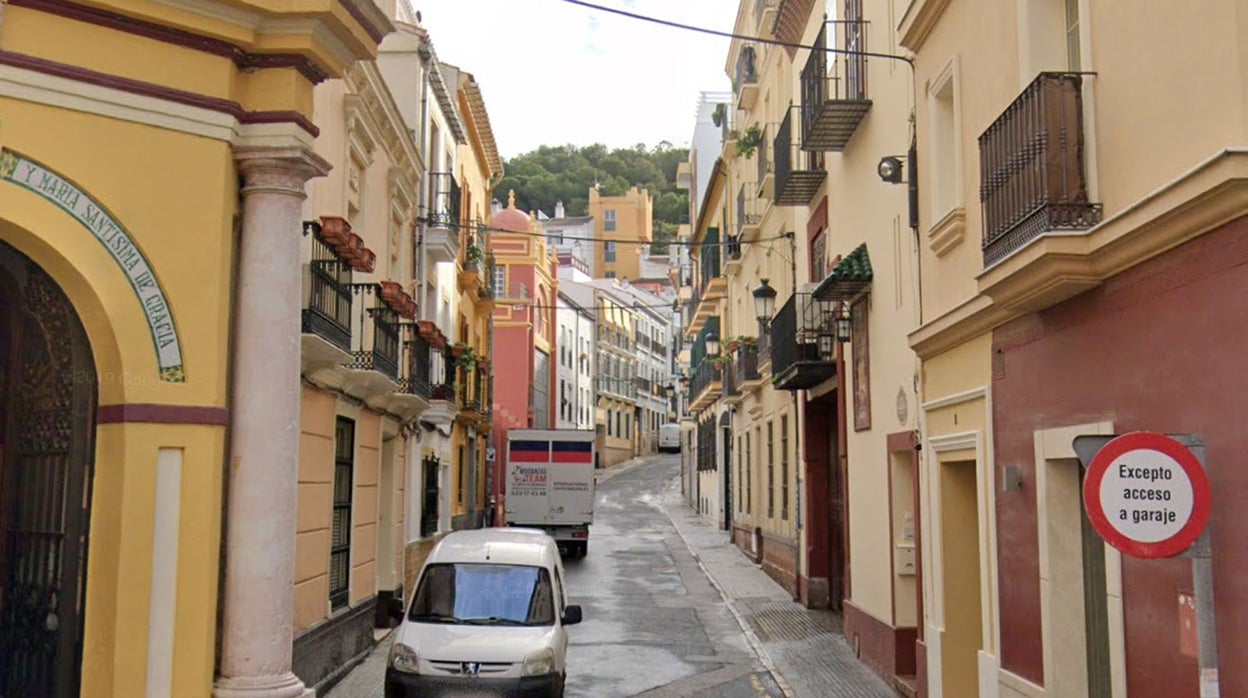 Agrede a su pareja, huye de la Policía y se cae por un patio de luces en Málaga